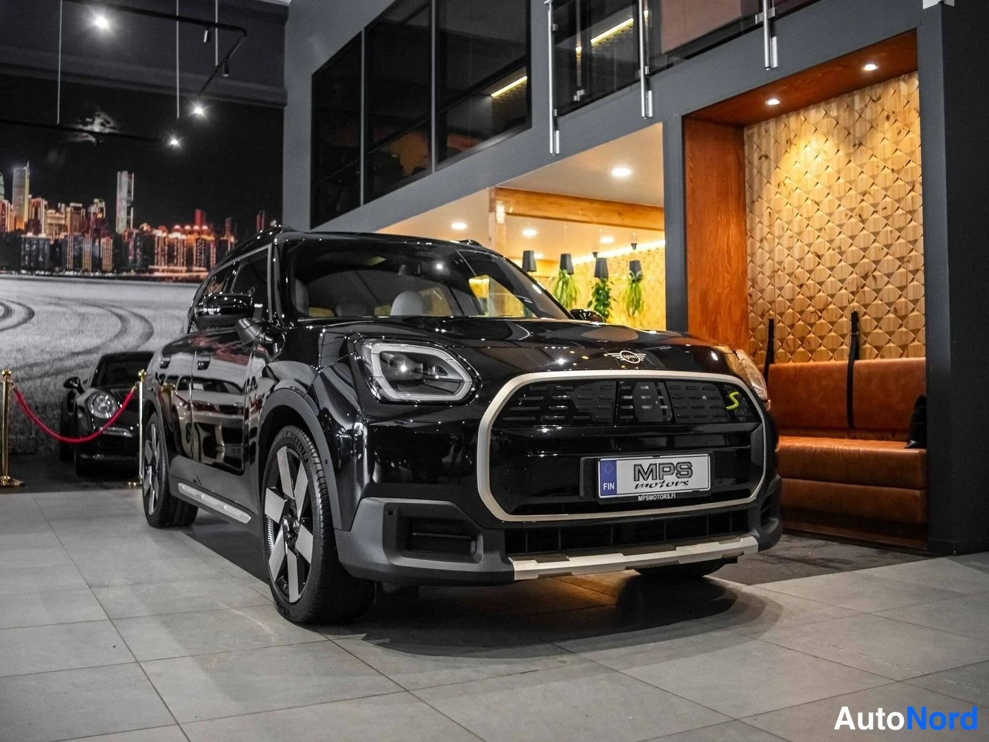 Musta Mini Countryman SE ALL4 2024, etuviisto, keula oikealle, kuva 4