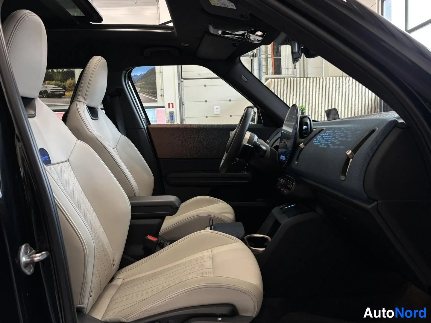 Musta Mini Countryman SE ALL4 2024, ohjaamo, kuva 10