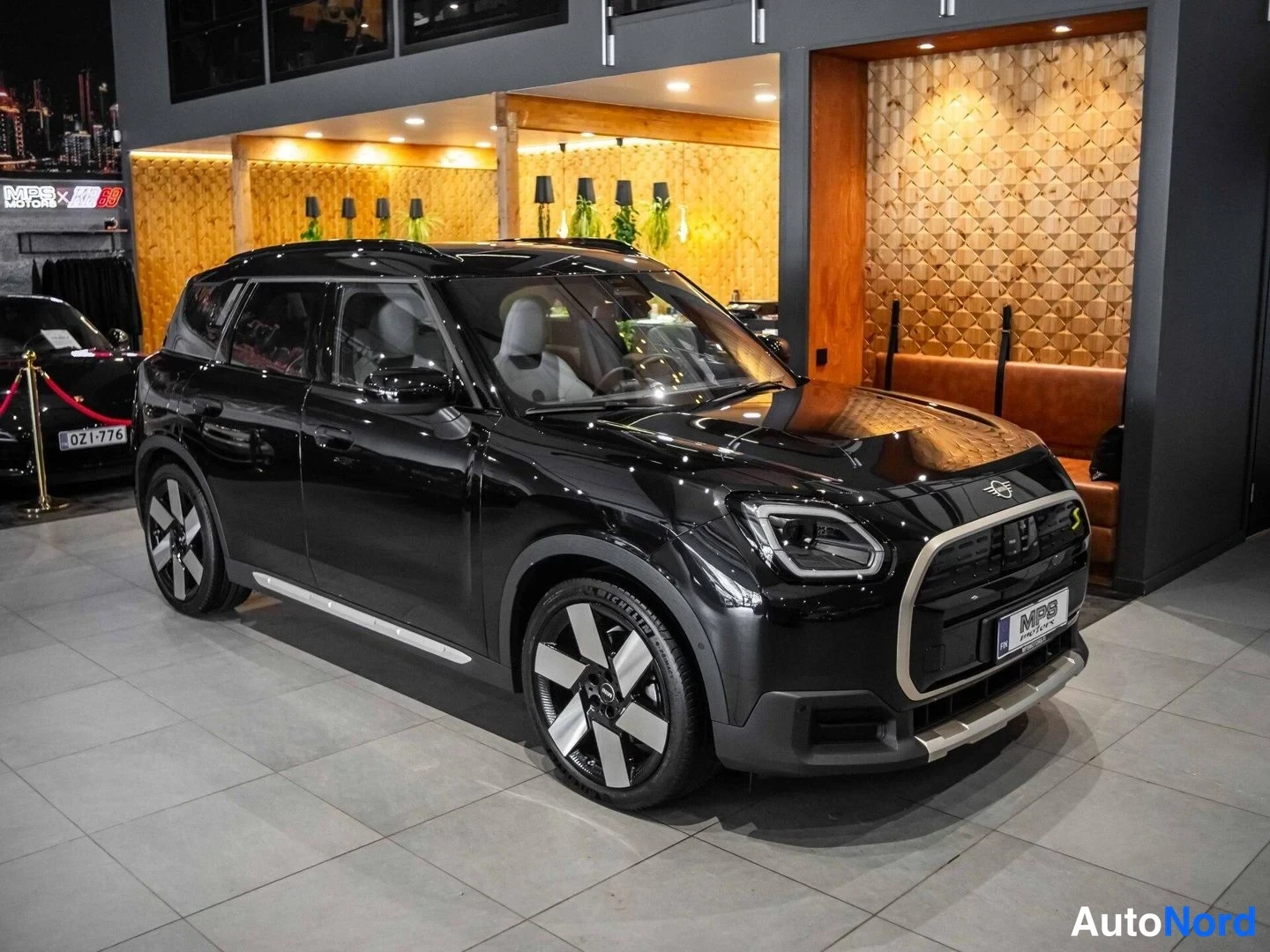 Musta Mini Countryman SE ALL4 2024, etuviisto, keula oikealle, kuva 2