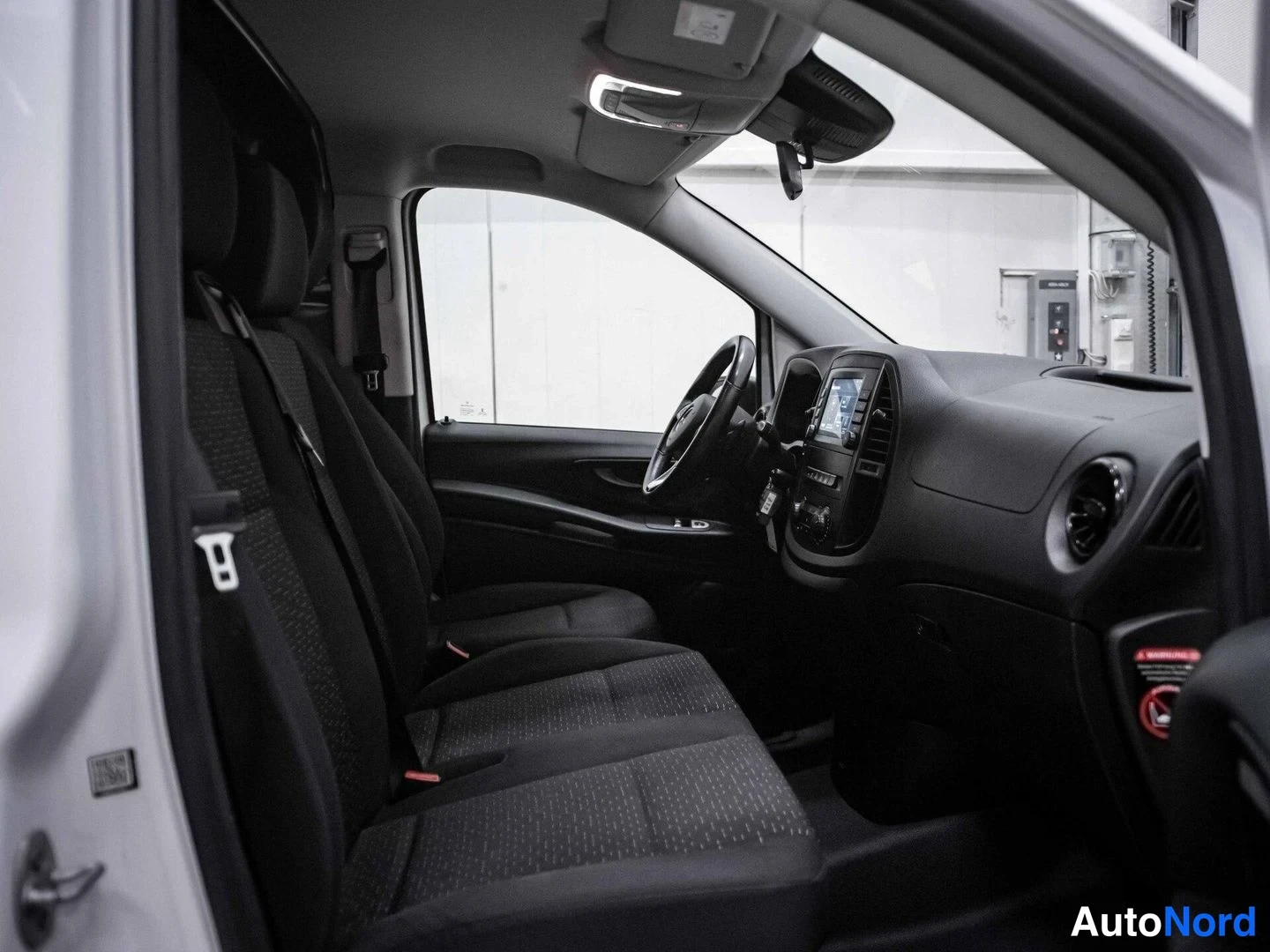 Valkoinen Mercedes-Benz Vito 119 CDI 2022, etuistuimet, kuva 13