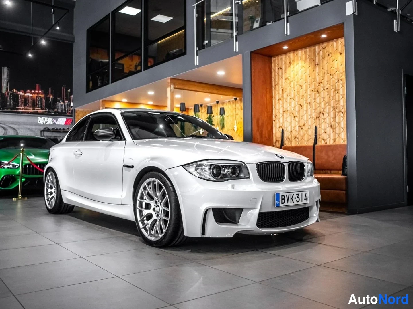 Valkoinen BMW 1M Nahkasisustus 2012, etuviisto, keula oikealle, kuva 2
