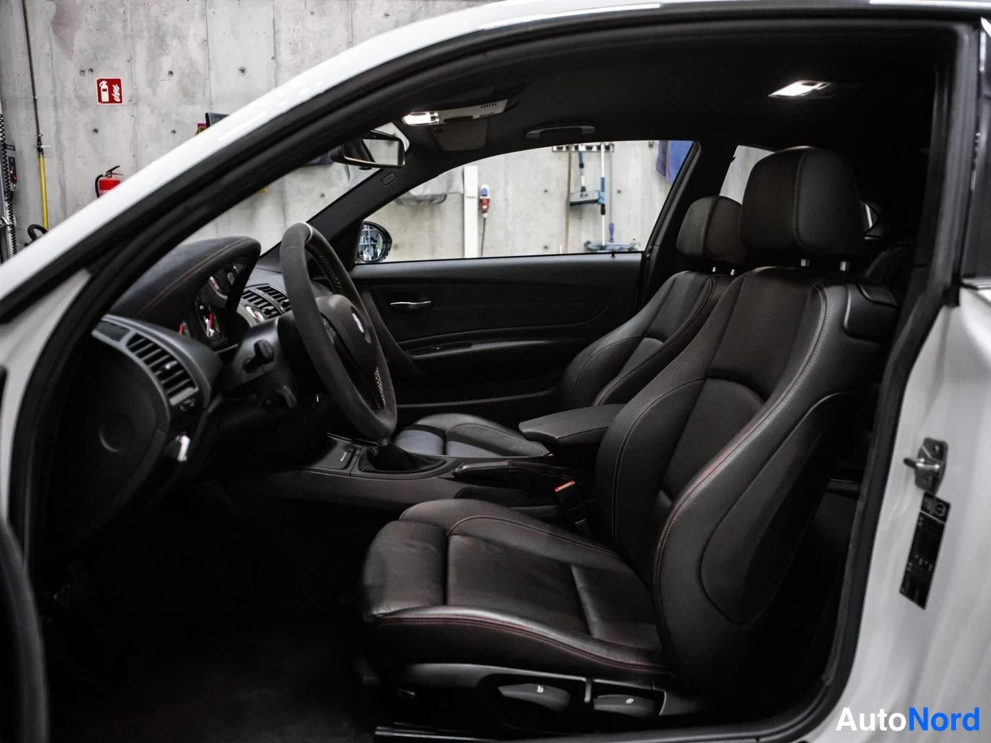 Valkoinen BMW 1M Nahkasisustus 2012, etuistuimet, kuva 10