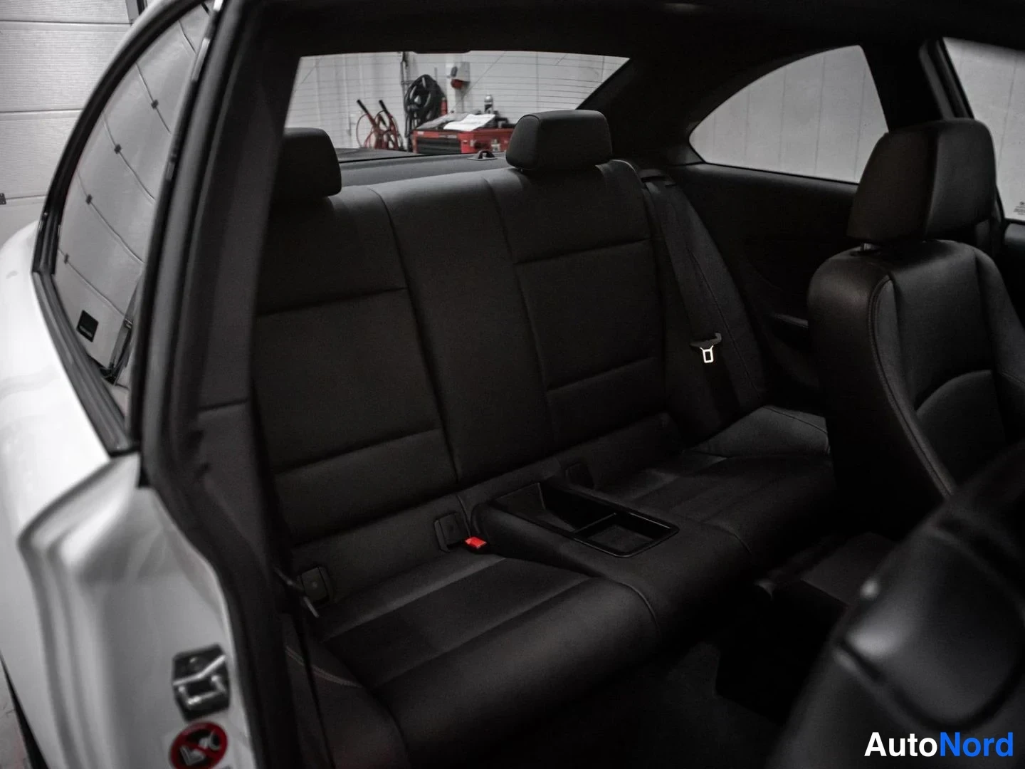 Valkoinen BMW 1M Nahkasisustus 2012, takaistuimet, kuva 13