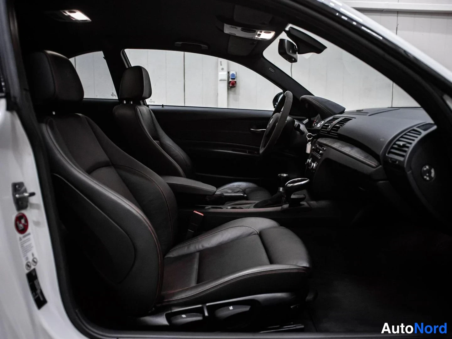 Valkoinen BMW 1M Nahkasisustus 2012, etuistuimet, kuva 11