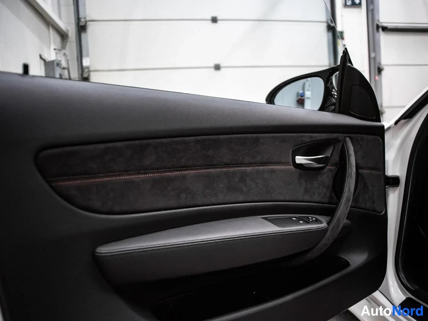 Valkoinen BMW 1M Nahkasisustus 2012, yksityiskohta, kuva 19