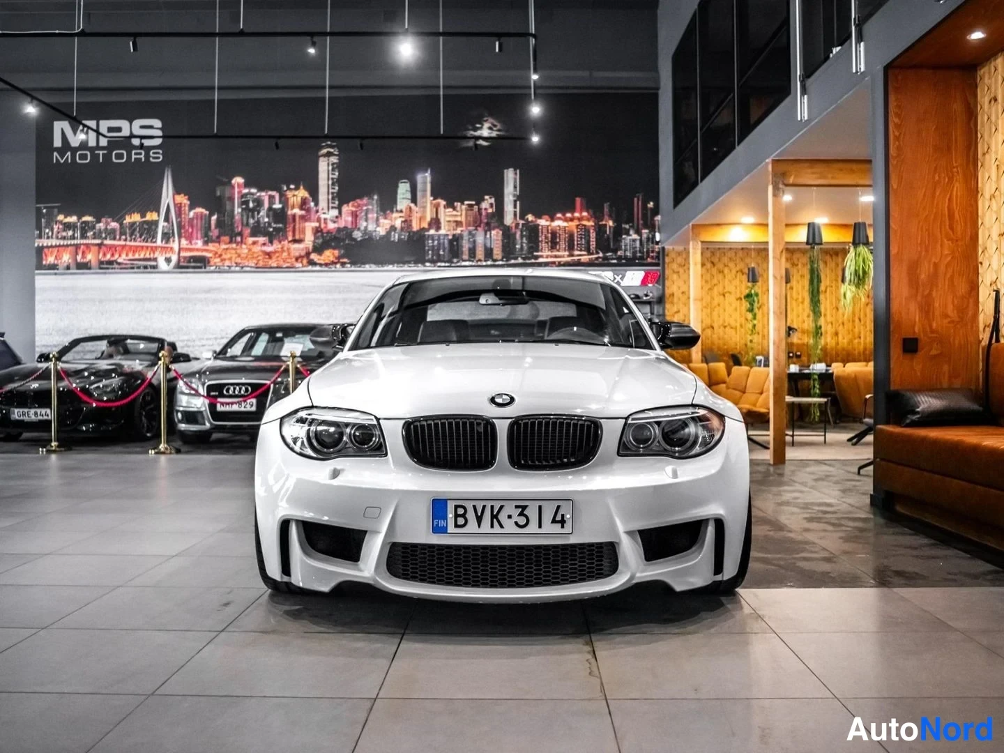 Valkoinen BMW 1M Nahkasisustus 2012, edestä, kuva 4