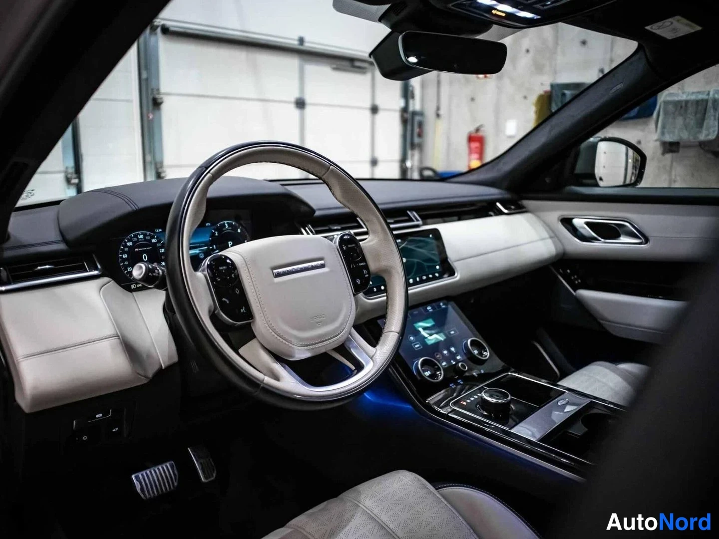 Harmaa Land Rover Range Rover Velar 2018, ohjaamo, kuva 8