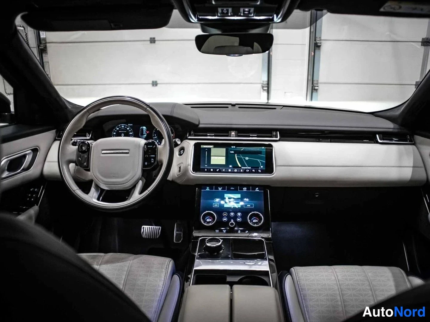 Harmaa Land Rover Range Rover Velar 2018, ohjaamo, kuva 10