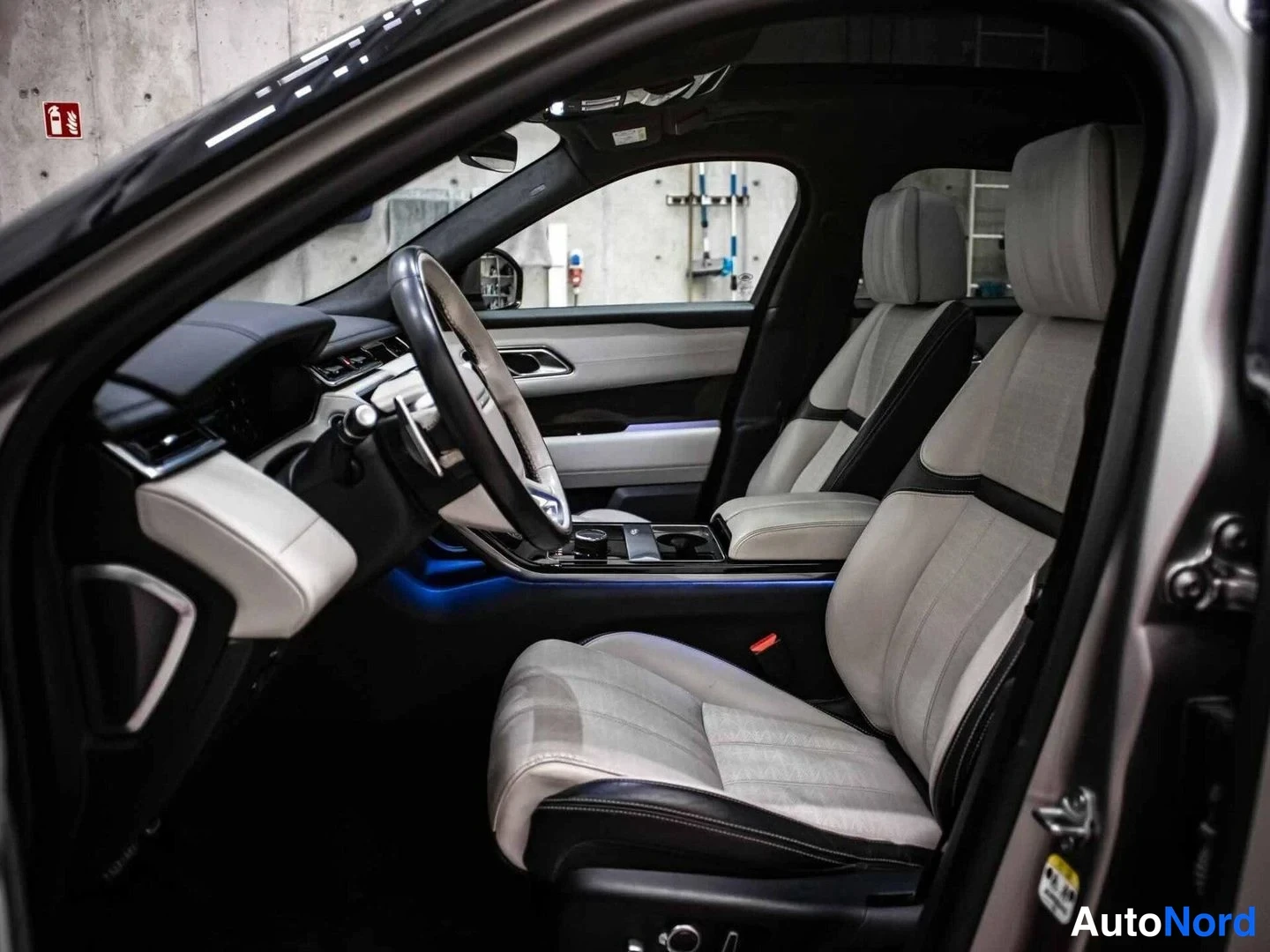 Harmaa Land Rover Range Rover Velar 2018, etuistuimet, kuva 11
