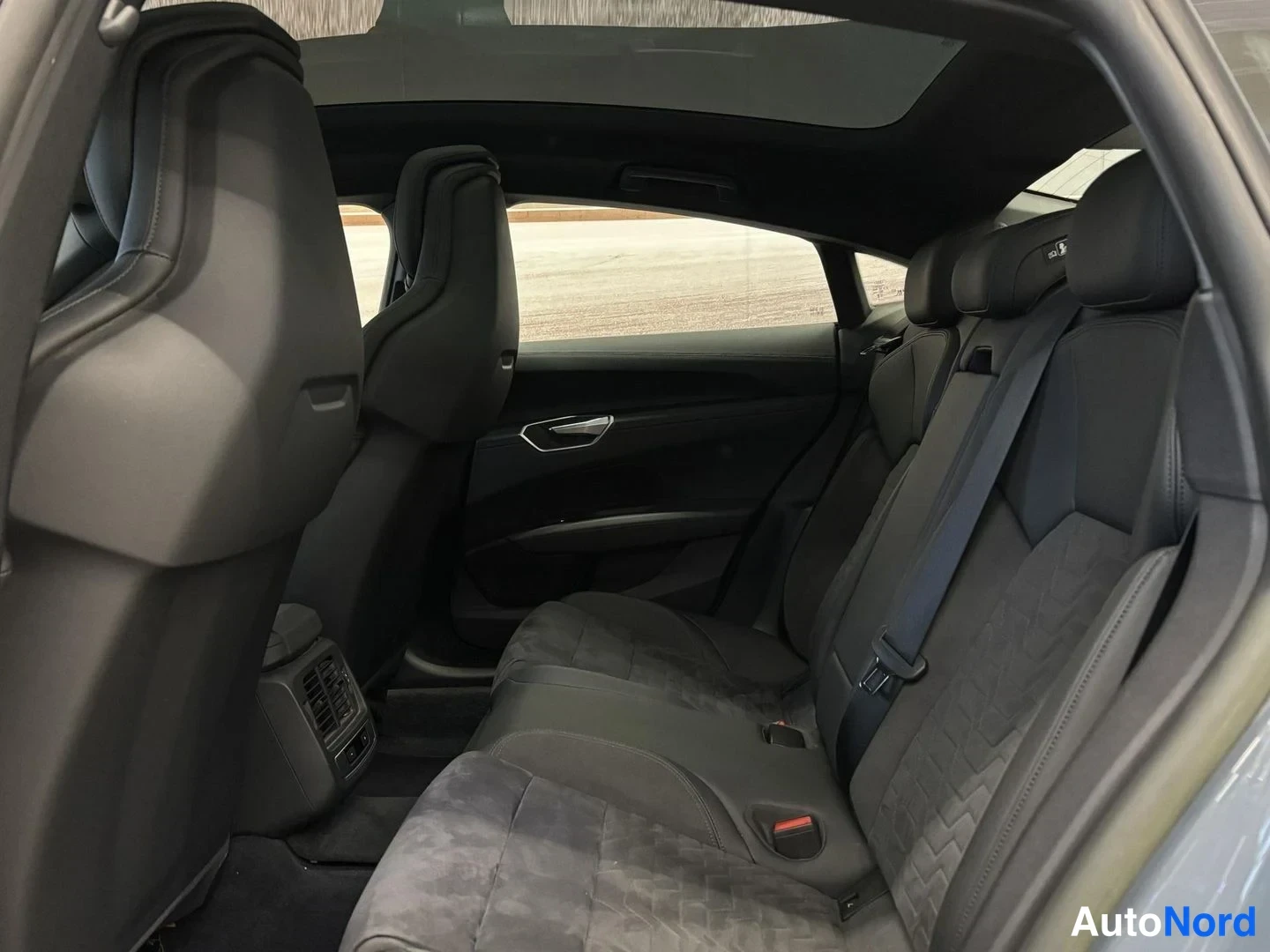 Harmaa Audi e-tron GT 2023, takaistuimet, kuva 12