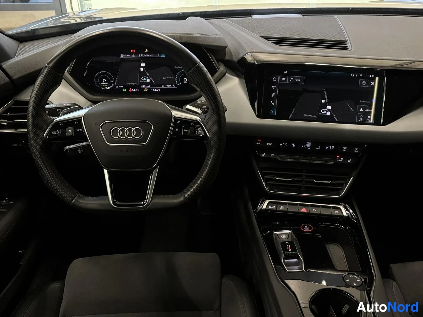 Harmaa Audi e-tron GT 2023, ohjaamo, kuva 9