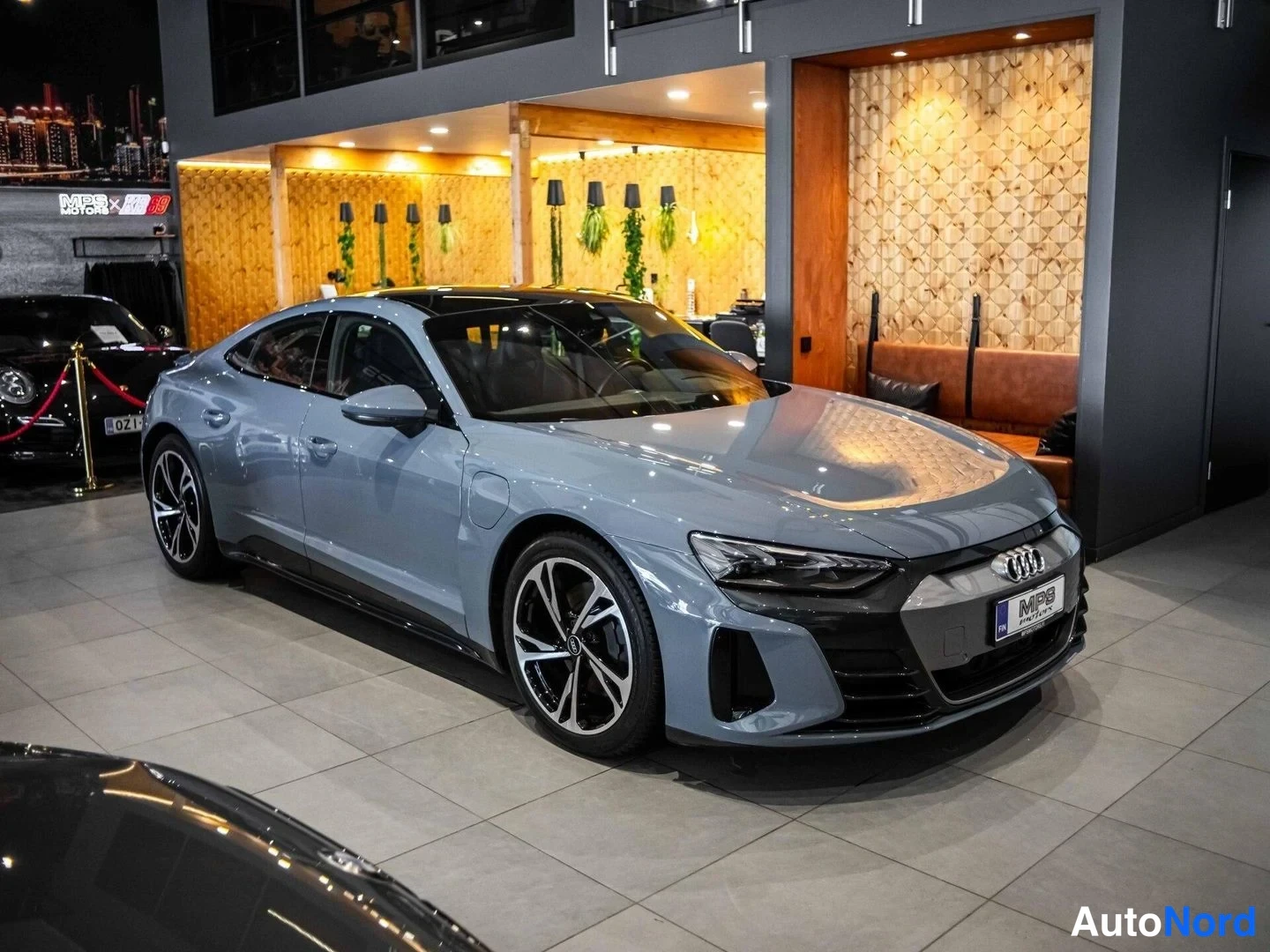 Harmaa Audi e-tron GT 2023, etuviisto, keula oikealle, kuva 4