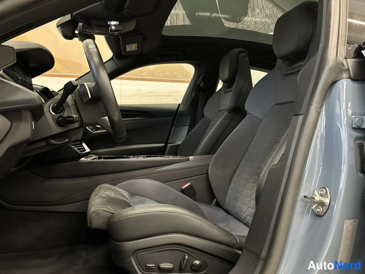 Harmaa Audi e-tron GT 2023, etuistuimet, kuva 11