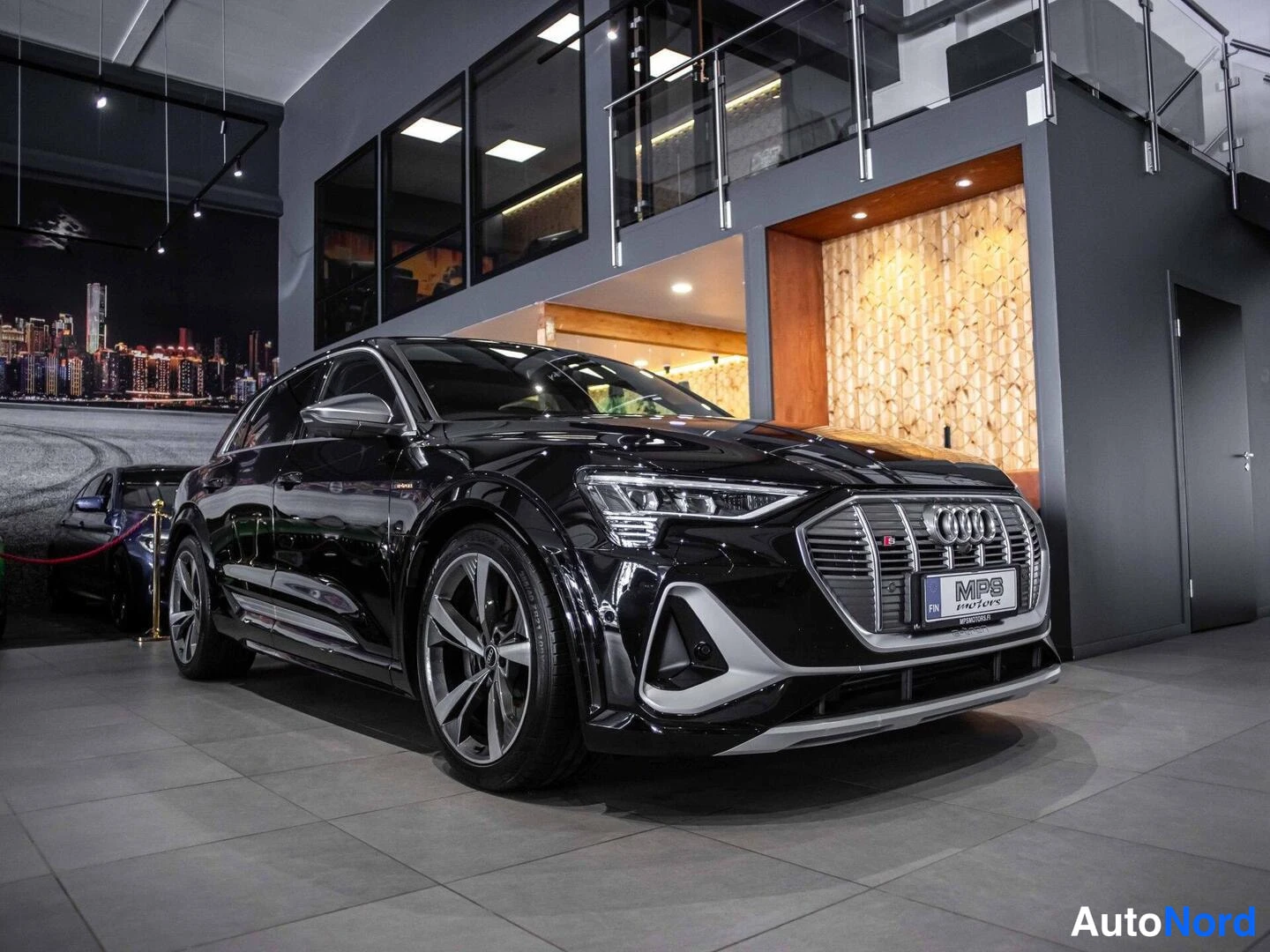 Musta Audi e-tron S 2022, etuviisto, keula oikealle, kuva 2