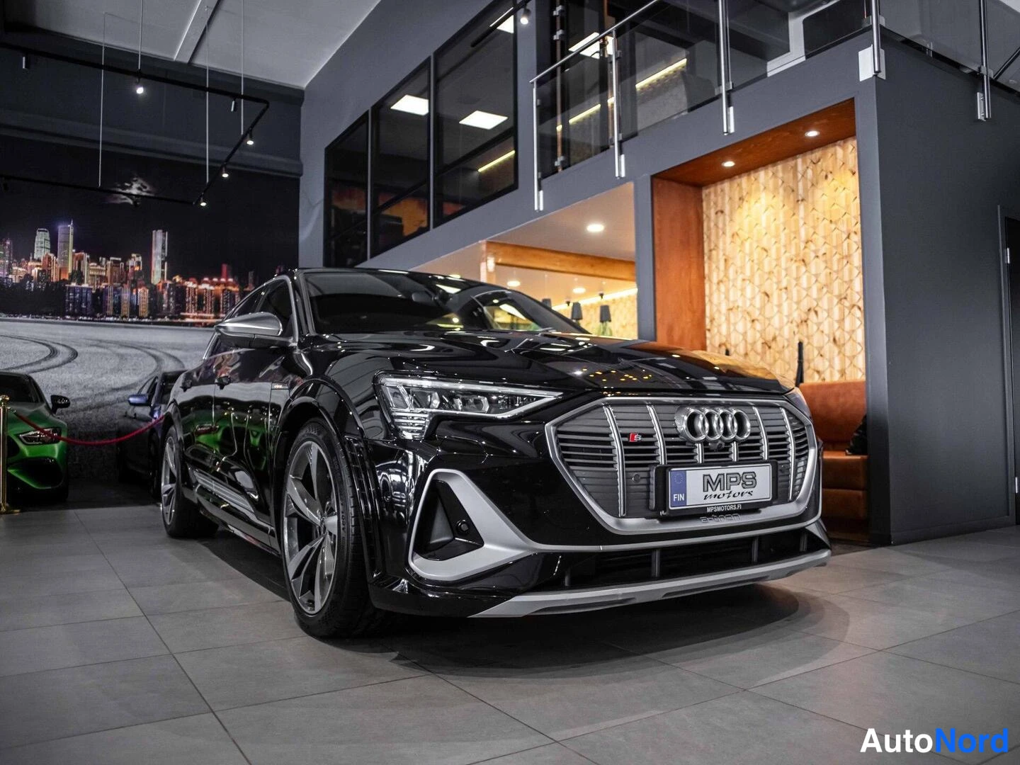 Musta Audi e-tron S 2022, etuviisto, keula oikealle, kuva 3