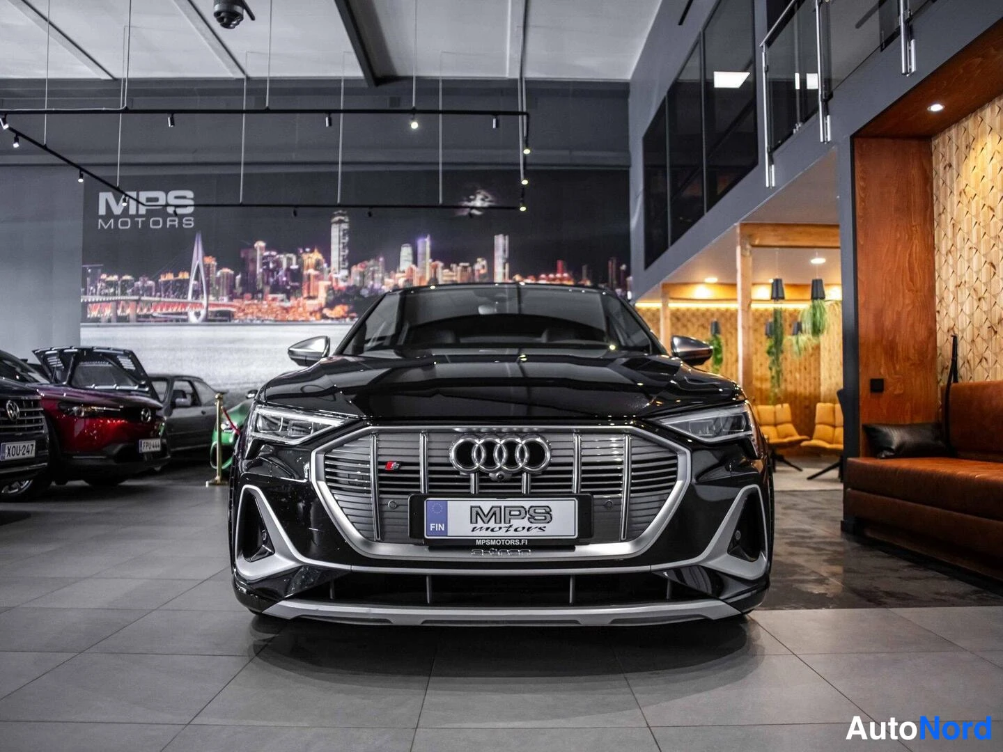 Musta Audi e-tron S 2022, edestä, kuva 5