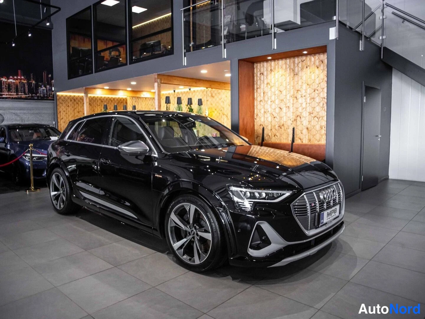 Musta Audi e-tron S 2022, etuviisto, keula oikealle, kuva 4