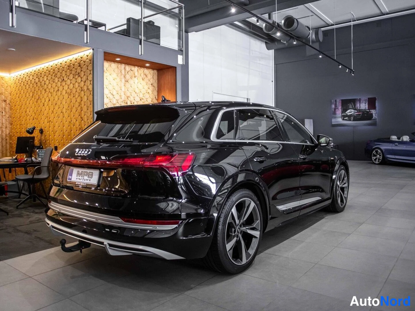 Musta Audi e-tron S 2022, takaviisto, kuva 6
