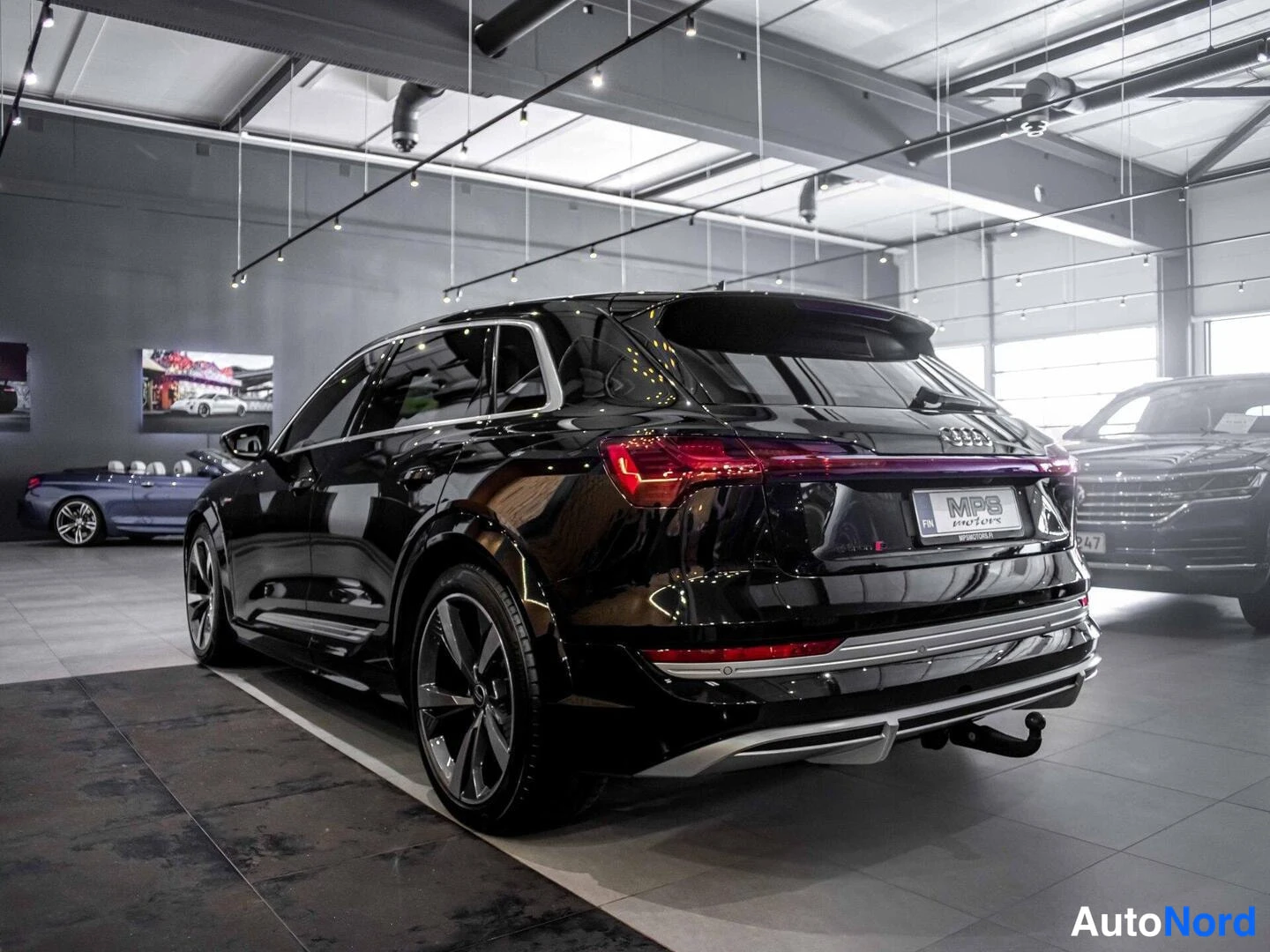 Musta Audi e-tron S 2022, takaviisto, kuva 7