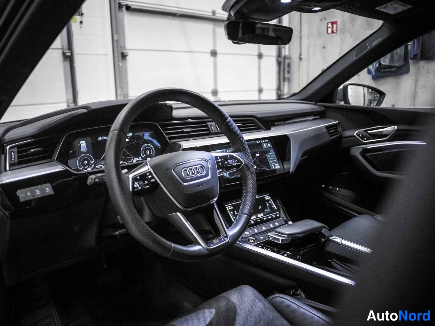 Musta Audi e-tron S 2022, ohjaamo, kuva 8