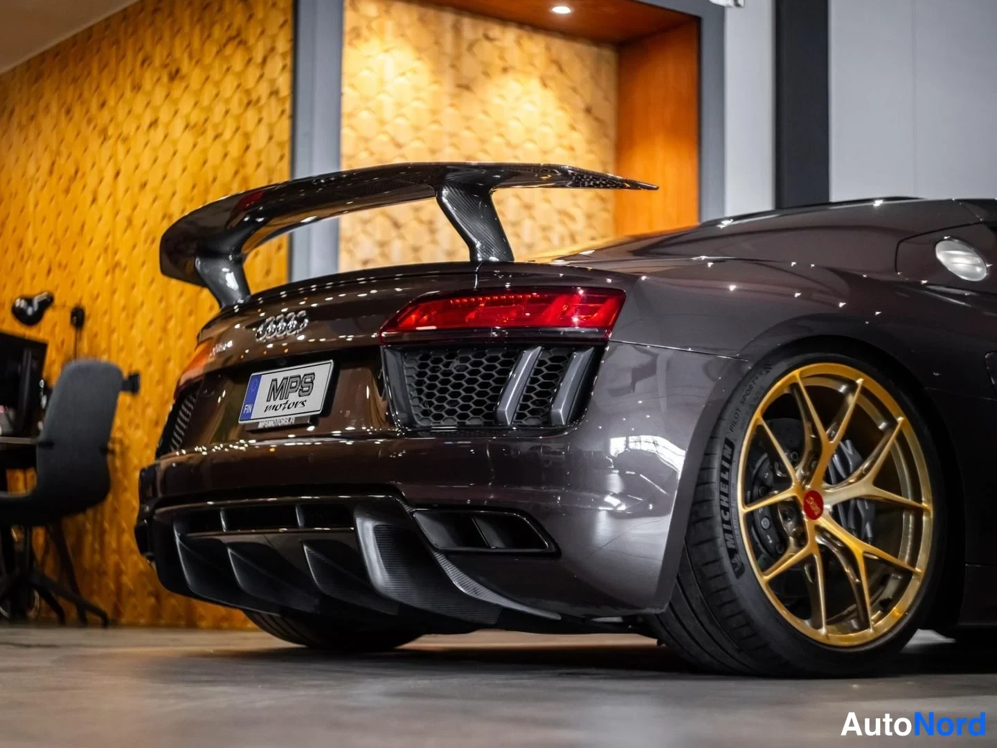 Ruskea Audi R8 2017, takaviisto, kuva 10