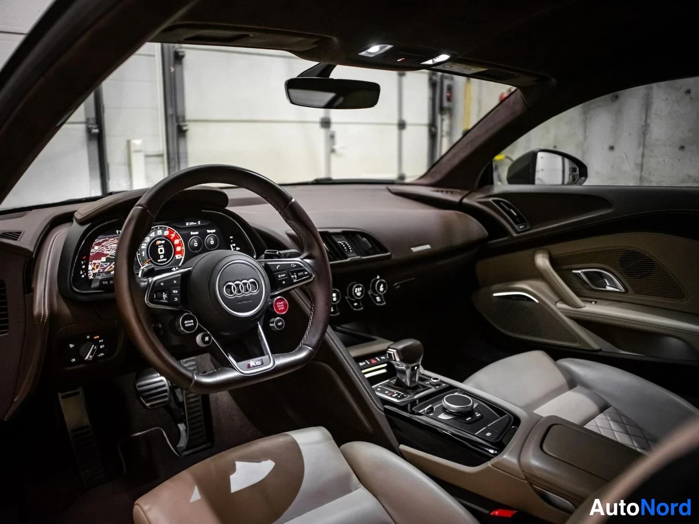 Ruskea Audi R8 2017, ohjaamo, kuva 12