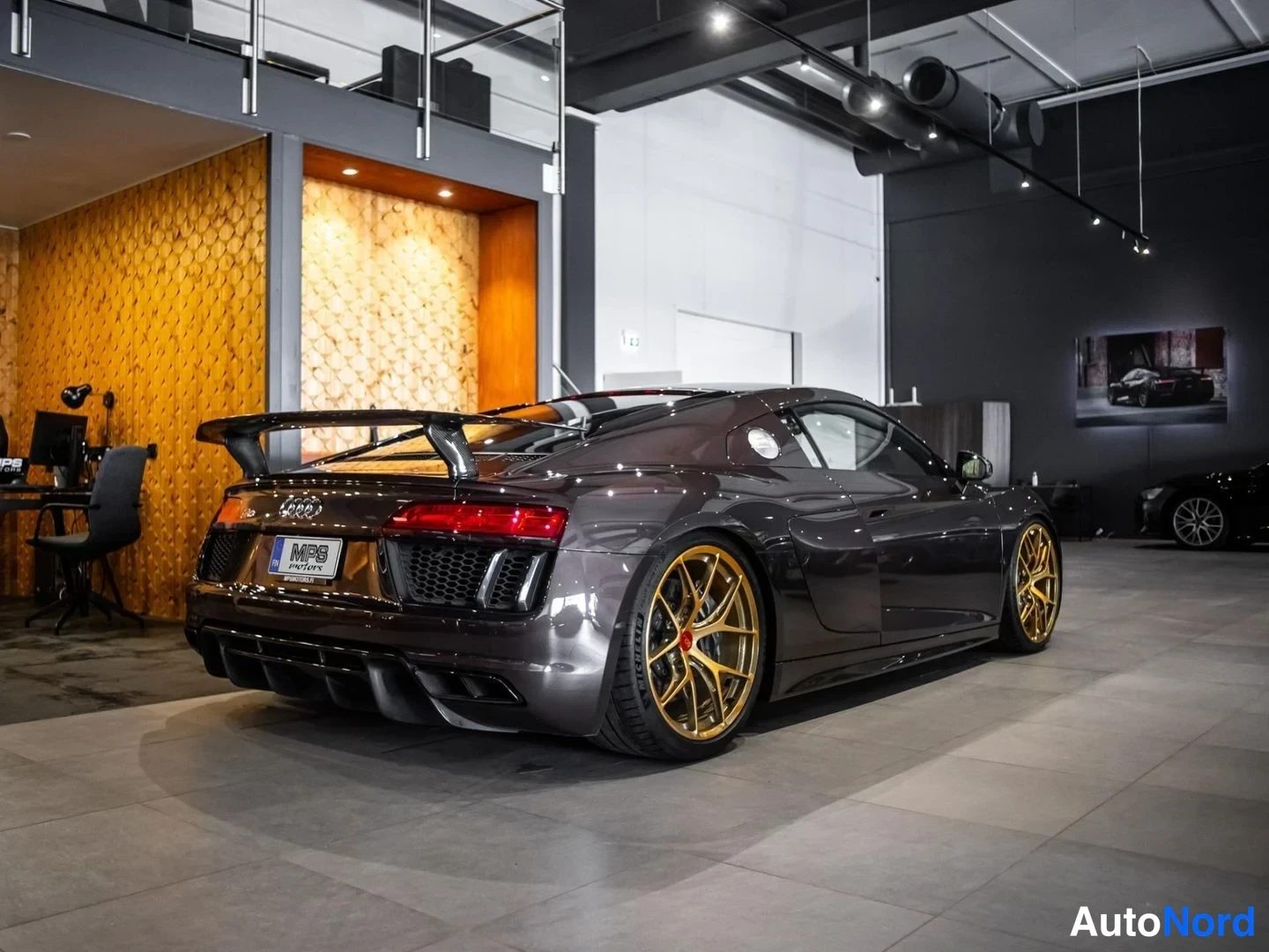 Ruskea Audi R8 2017, takaviisto, kuva 8