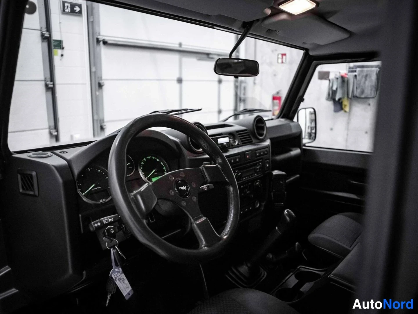 Musta Land Rover Defender 110 2009, ohjaamo, kuva 9