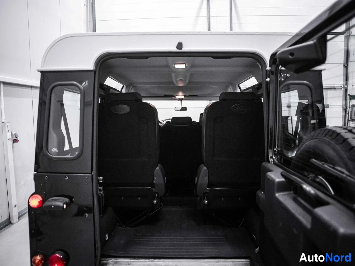 Musta Land Rover Defender 110 2009, takaistuimet, kuva 15