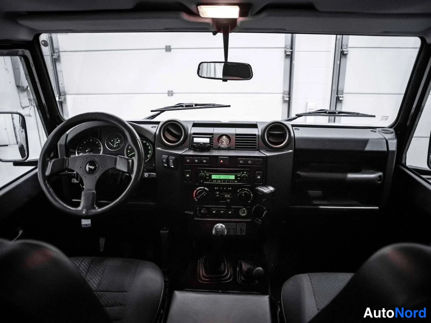 Musta Land Rover Defender 110 2009, ohjaamo, kuva 11
