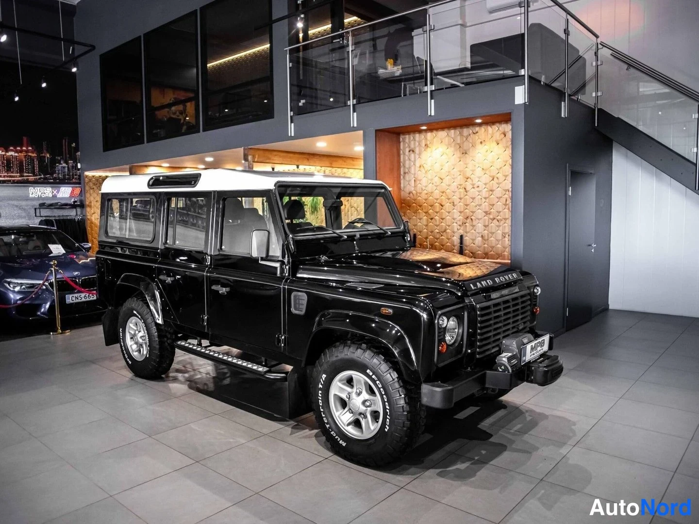 Musta Land Rover Defender 110 2009, etuviisto, keula oikealle, kuva 2