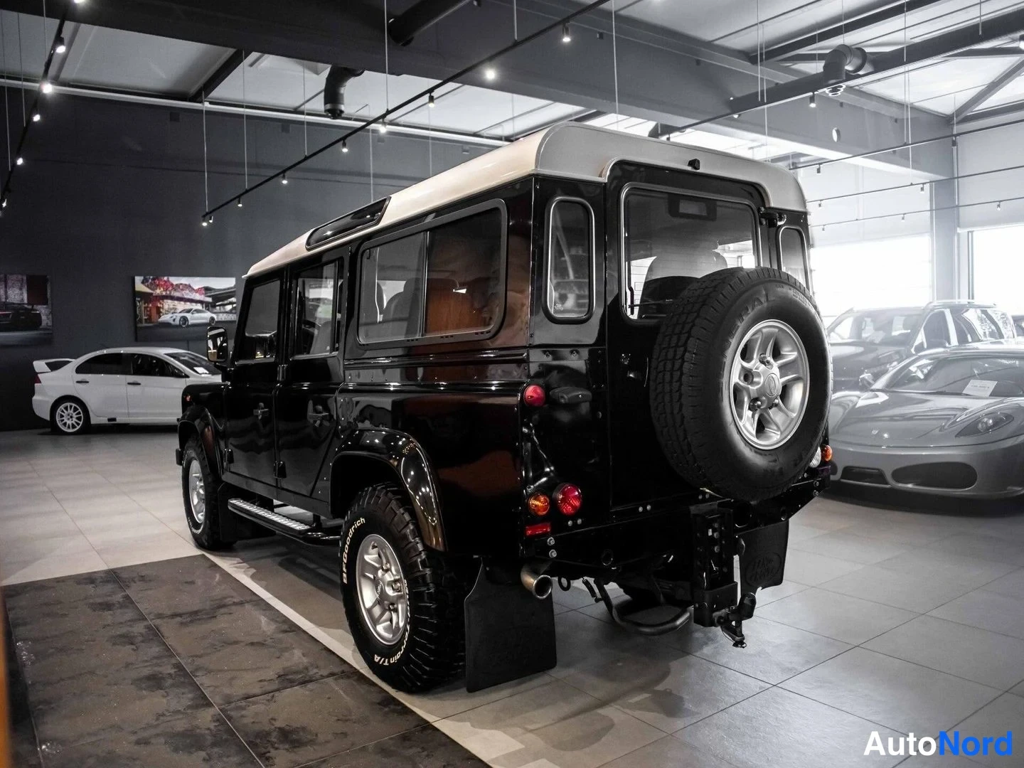 Musta Land Rover Defender 110 2009, takaviisto, kuva 7