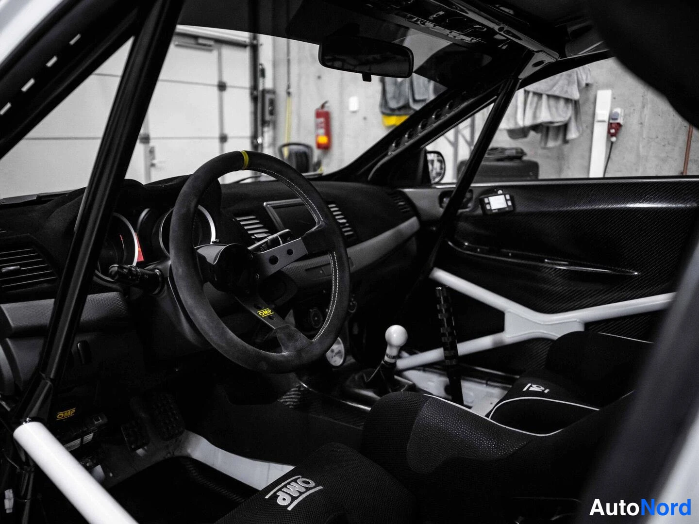 Valkoinen Mitsubishi Lancer 2009, ohjaamo, kuva 8