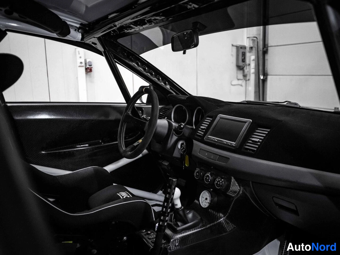 Valkoinen Mitsubishi Lancer 2009, ohjaamo, kuva 9