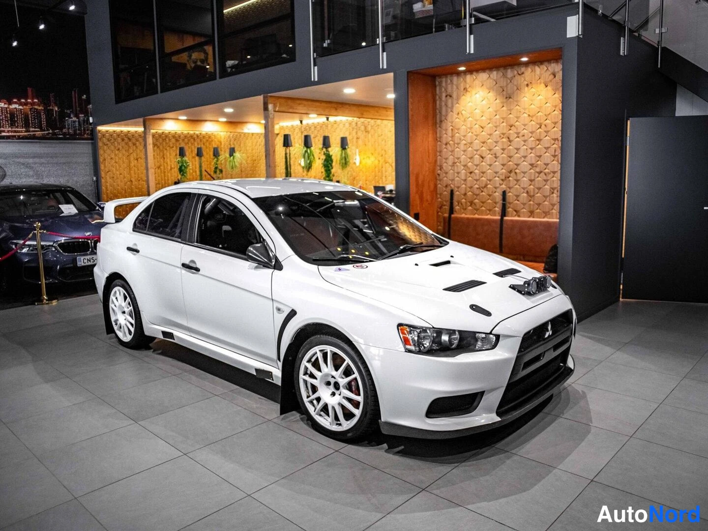 Valkoinen Mitsubishi Lancer 2009, etuviisto, keula oikealle, kuva 4