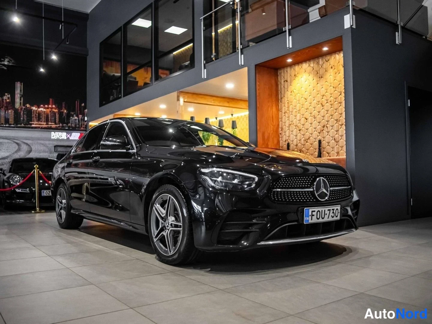 Musta Mercedes-Benz E 300 de 2021, etuviisto, keula oikealle, kuva 3