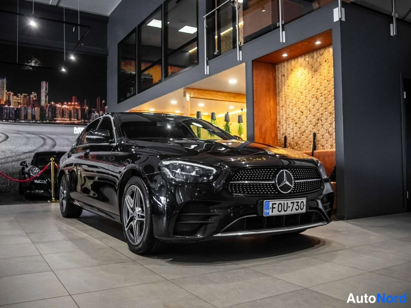 Musta Mercedes-Benz E 300 de 2021, etuviisto, keula oikealle, kuva 4