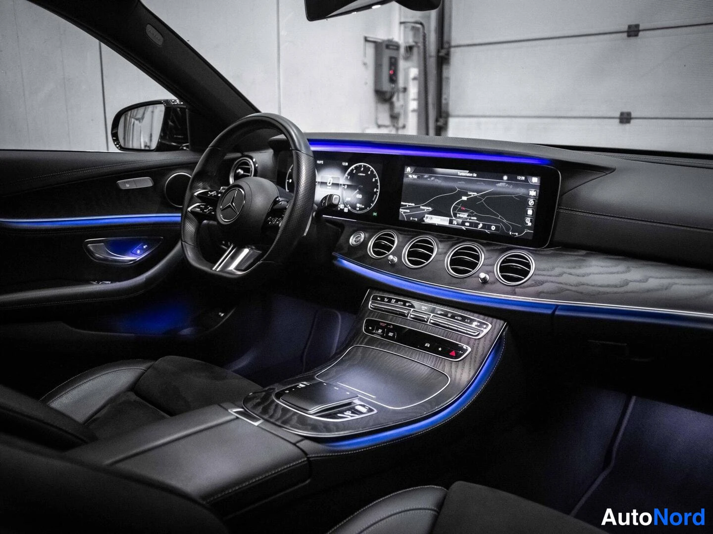 Musta Mercedes-Benz E 300 de 2021, ohjaamo, kuva 10