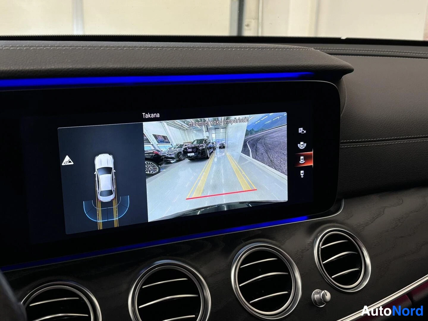 Musta Mercedes-Benz E 300 de 2021, ohjaamo, kuva 12