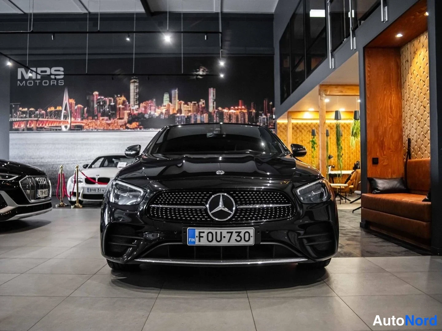 Musta Mercedes-Benz E 300 de 2021, edestä, kuva 5