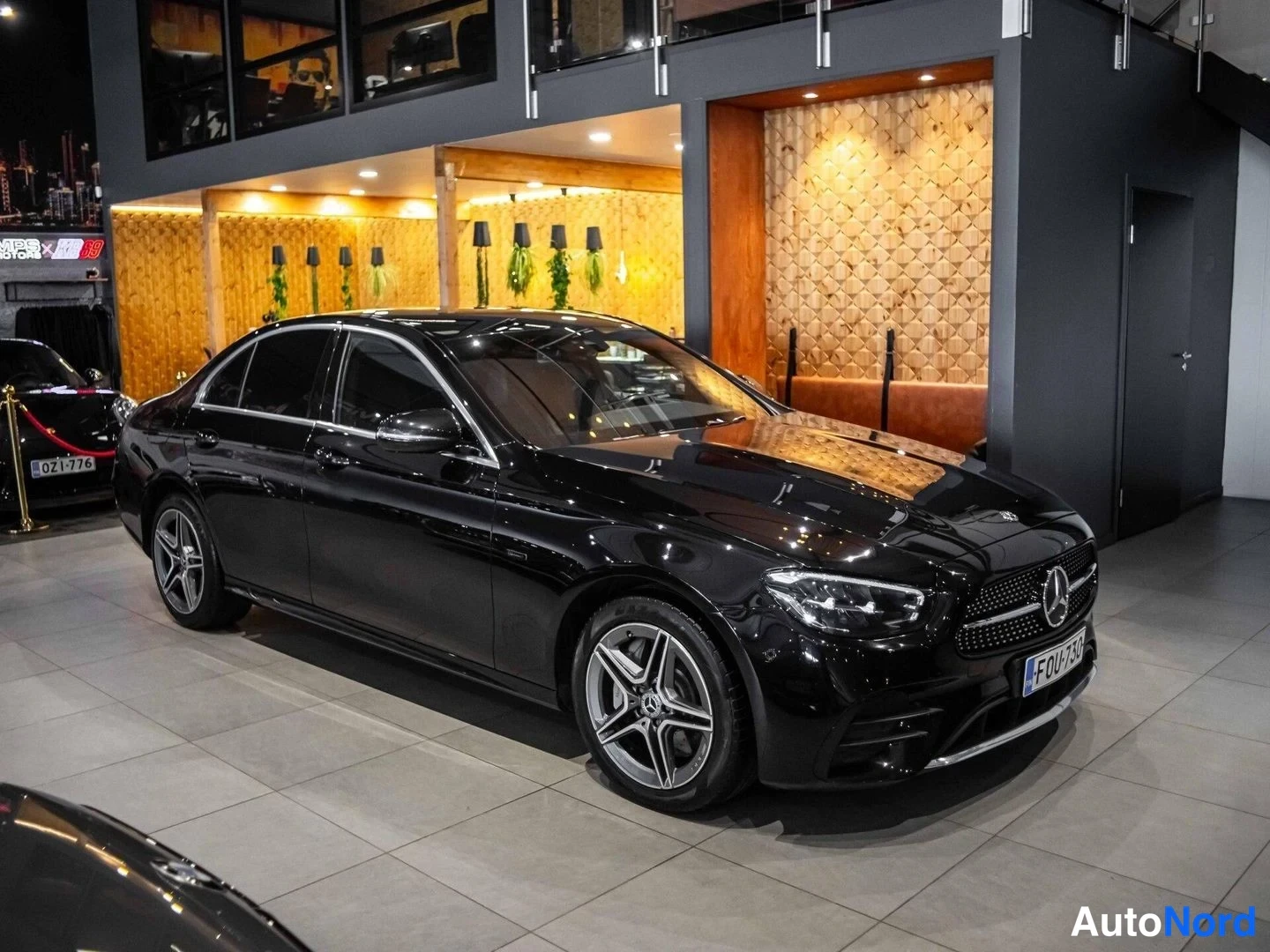 Musta Mercedes-Benz E 300 de 2021, etuviisto, keula oikealle, kuva 2