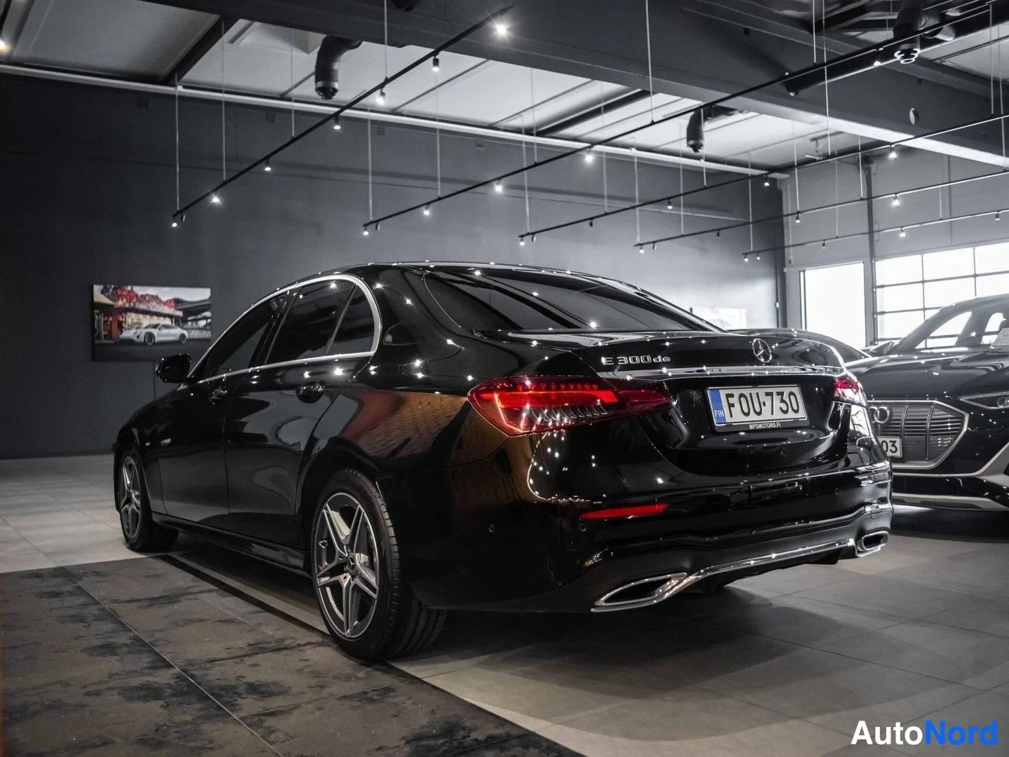 Musta Mercedes-Benz E 300 de 2021, takaviisto, kuva 7