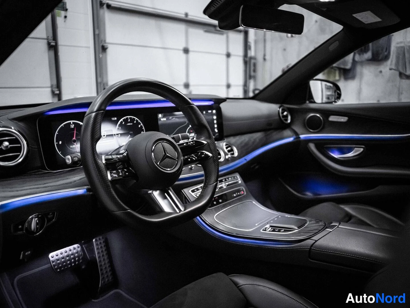 Musta Mercedes-Benz E 300 de 2021, ohjaamo, kuva 9