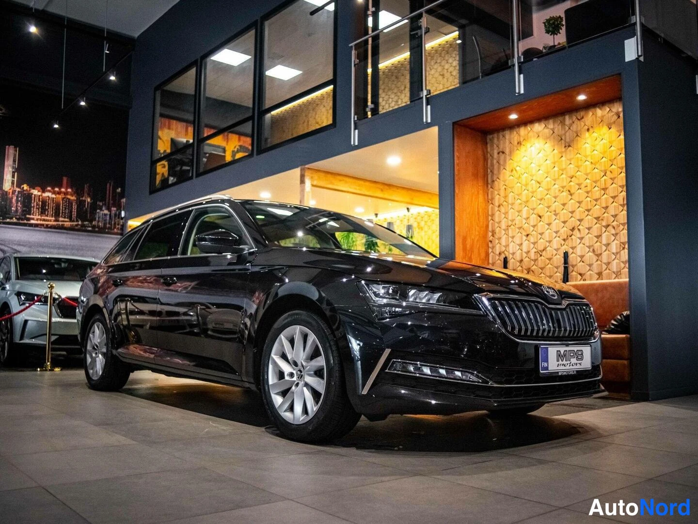 Musta Skoda Superb 2020, etuviisto, keula oikealle, kuva 2