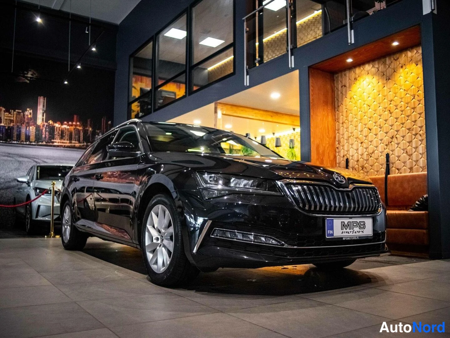 Musta Skoda Superb 2020, etuviisto, keula oikealle, kuva 4
