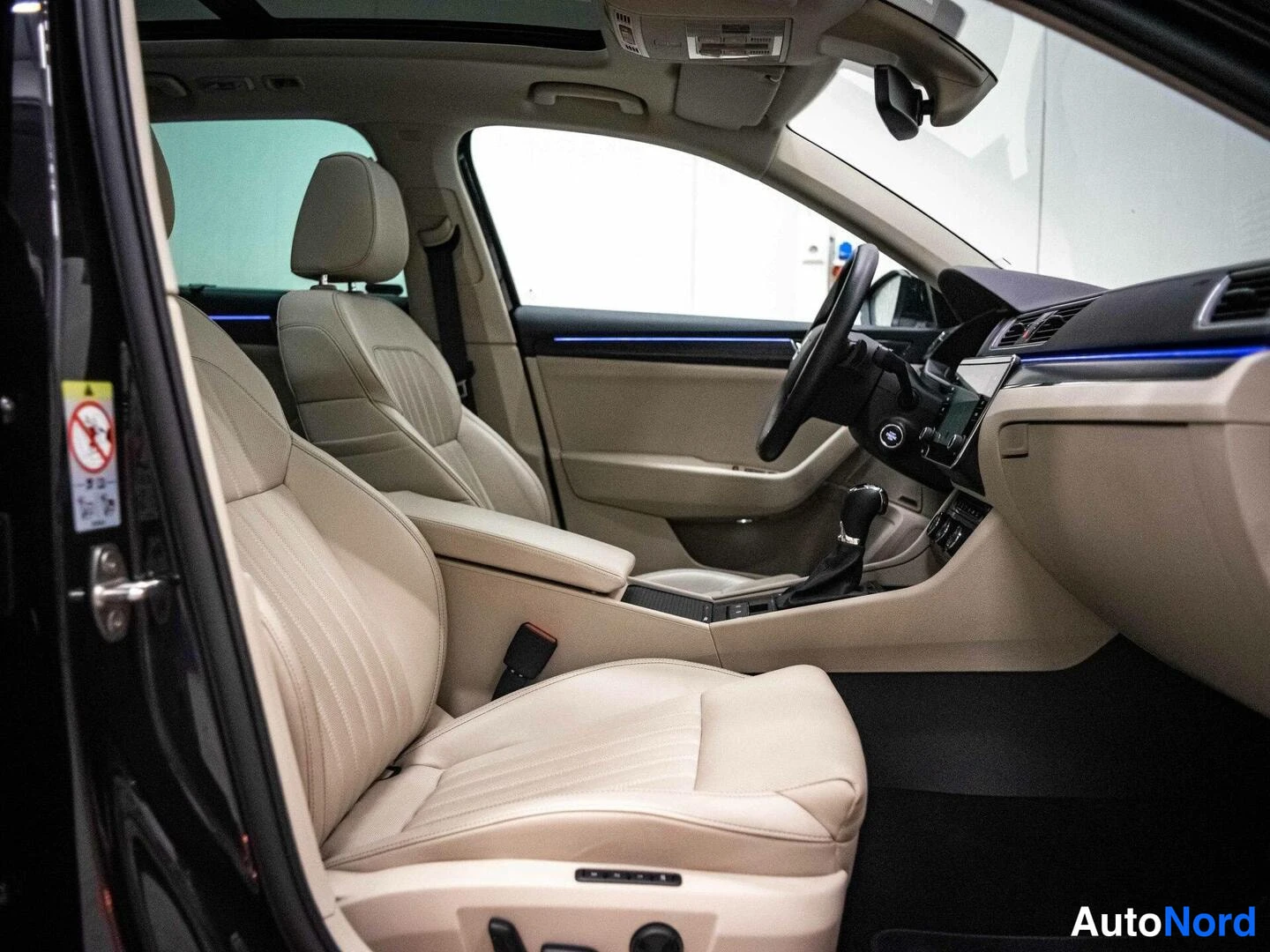 Musta Skoda Superb 2020, etuistuimet, kuva 12