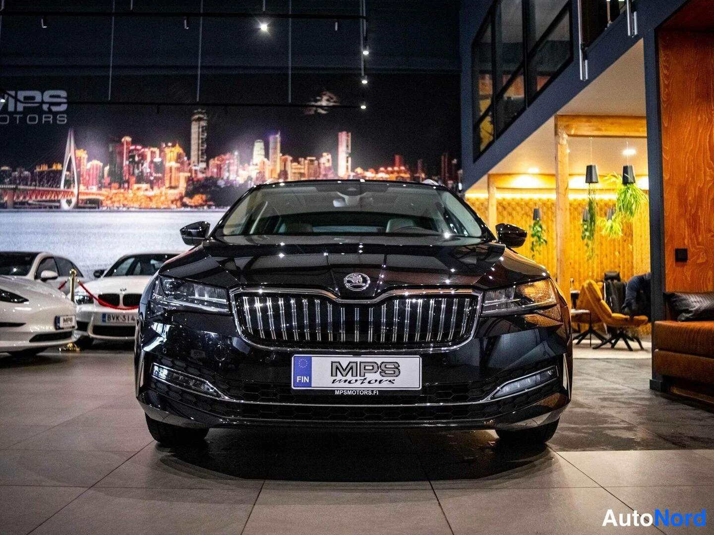 Musta Skoda Superb 2020, edestä, kuva 5