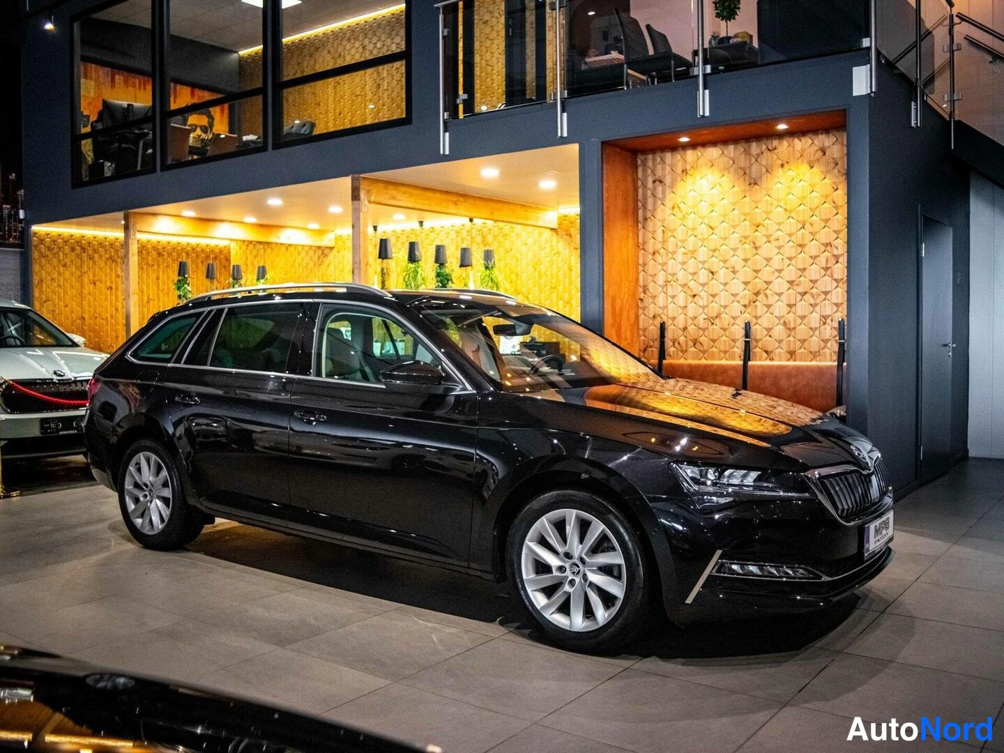 Musta Skoda Superb 2020, etuviisto, keula oikealle, kuva 3