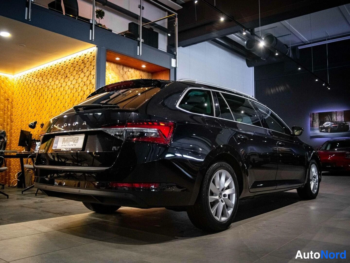 Musta Skoda Superb 2020, takaviisto, kuva 6