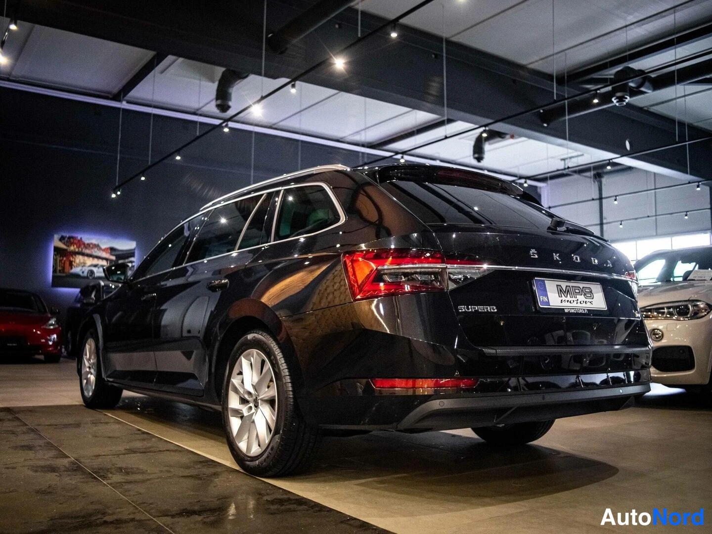 Musta Skoda Superb 2020, takaviisto, kuva 7